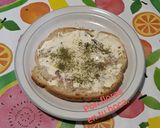 Foto del paso 2 de la receta Tostada con frito de cebolla, polvo de flores y queso crema semi