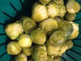 Coles de Bruselas salteadas con jamón y puré de patata