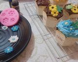 Foto langkah ke 7 dari resep Easy Buttercream Cupcake.