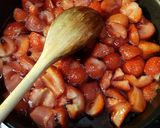 Une image de l'étape 2 de Crumble fraises rhubarbe.