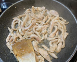 Foto del paso 2 de la receta: Crepes de pollo, cebolla y nata