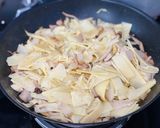 Hình bước làm 2 của món Măng Xào Thịt Heo Nấm Linh Chi Nâu