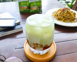 Foto langkah ke 4 dari resep Strawberry Matcha Latte.