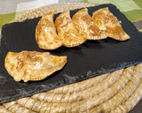 Foto del paso 5 de la receta: Empanadillas de roquefort, con frutos secos y cebolla frita