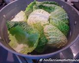 Foto del passaggio 2 della ricetta Involtini di verza con nasello, patate e olive nere