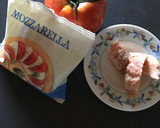 Foto del paso 1 de la receta: Tomates con mozzarella y salmón al horno