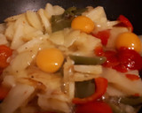 Foto del paso 2 de la receta: Patatas y pimientos con huevos