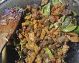 Foto langkah ke 3 dari resep Tumis tetelan dan tempe masak mercon.