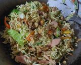 Foto langkah ke 6 dari resep Mie goreng kuning berkat atau hajatan.