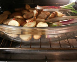 Foto del paso 2 de la receta: Chicharros al hormo, con patatas baby y cebolletas asadas