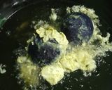 Foto langkah ke 5 dari resep Cilok Ubi Ungu goreng isi Telur.