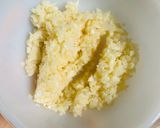 Hình bước làm 1 của món Salad bông chuối, cải mầm ngọt, và cá hồi