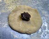 Foto langkah ke 3 dari resep Roti Goreng Isi Cokelat (tanpa telur).