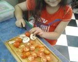 Foto del paso 1 de la receta: Ensalada de Paula (rúcula lechuga champis tomates cherrys y queso de cabra)