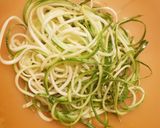 Foto del passaggio 1 della ricetta Spaghetti di zucchine in guazzetto di pomodoro