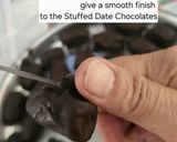 A picture of step 2 of Stuffed dates chocolate.
