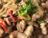 รูปขั้นตอนการทำที่ 4 ของ หมูผัดกะปิ