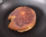 Foto del paso 3 de la receta: Sánduche🧇🧀🍅de queso🫔🧀en almojábana🥐casera con salsa de tomate🥯🍅🥫