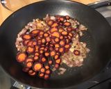 Une image de l'étape 7 de Tagliatelles de saucisses fumées aux carottes violettes et oignon rouge.