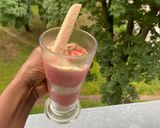 A picture of step 2 of Strawberry-biscuit dessert.