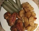 Fűszeres csirkeszárny tepsis krumplival és kovászos uborkával recept lépés 4 foto