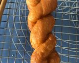Foto langkah ke 4 dari resep Kkwabaegi (korean twisted donuts).
