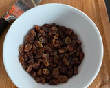 Foto del paso 1 de la receta: Chuleticas de cordero lechal con ensalada de col lombarda y pasas en reducción de Pedro Ximenez