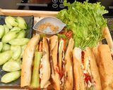 Hình bước làm 4 của món Bánh mỳ pate kẹp trứng, rau xà lách, mùi, cà chua, dưa chuột