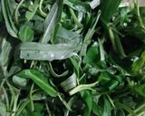 Foto langkah ke 2 dari resep Sayur Bening Kangkung.