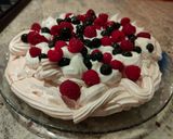 Une image de l'étape 5 de Pavlova aux fruits rouges.
