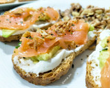 Foto del paso 4 de la receta: Tostada de salmón ahumado con aguacate y queso batido con toque gorgonzola