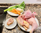 Foto del paso 1 de la receta: Caldo de gallina y pollo