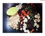 รูปขั้นตอนการทำที่ 4 ของ 🍚ข้าวผัดไรซ์เบอร์รีปลาทูน่า🐟- Fried Riceberry​ With​ Tuna