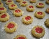Foto langkah ke 5 dari resep Strawberry Cheese Thumbprint Cookies.