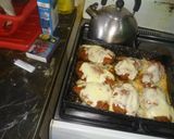 Foto del paso 2 de la receta: Milanesas de pollo a la napolitana con fideos