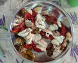 Foto del paso 5 de la receta Ensalada templada de pechugas de pavo con pimientos y queso mozzarella