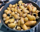 Une image de l'étape 12 de Pommes grenailles au lard, aubergine et oignons roses.
