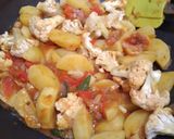 A picture of step 4 of Aloo gobhi.