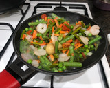 Foto del paso 2 de la receta: Bacalao con salteado de espárragos y gambas