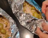 Foto del passaggio 5 della ricetta Nasello al cartoccio con uva, zenzero, limone e pepe di Sichuan