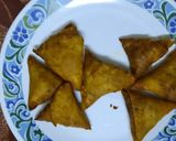 A picture of step 4 of Qeemay k fried samosay.