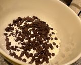Foto langkah ke 3 dari resep Chocolate Chips Syrup Cake.