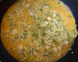 Foto del paso 2 de la receta: Tortilla de huevo con calabacita y queso