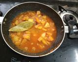 A picture of step 4 of Yellow pumpkin curry.