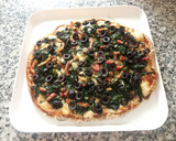 Foto del paso 12 de la receta: Pizza de espinacas, cebolla, bacon y aceitunas negras