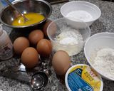 Foto langkah ke 1 dari resep Bolu Gulung Strawberry/Blueberry lembut irit telur.