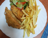 Foto del paso 3 de la receta: Barritas de gallo rebozado con ensalada y papas fritas