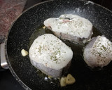Foto del paso 1 de la receta: Merluza con guisantes