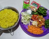 Foto langkah ke 2 dari resep Mie kuning sayuran.