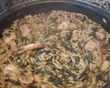 Foto del paso 4 de la receta: Orzo con espinacas y alitas de pollo🍗